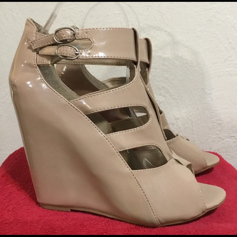 Rouge 5” Tan Patent Leather Sz 10M platform shoes